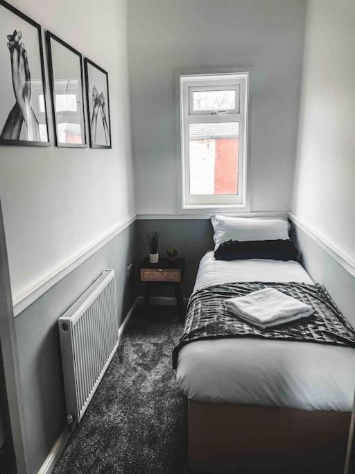 Comfortable Home In Bolton Farnworth ภายนอก รูปภาพ